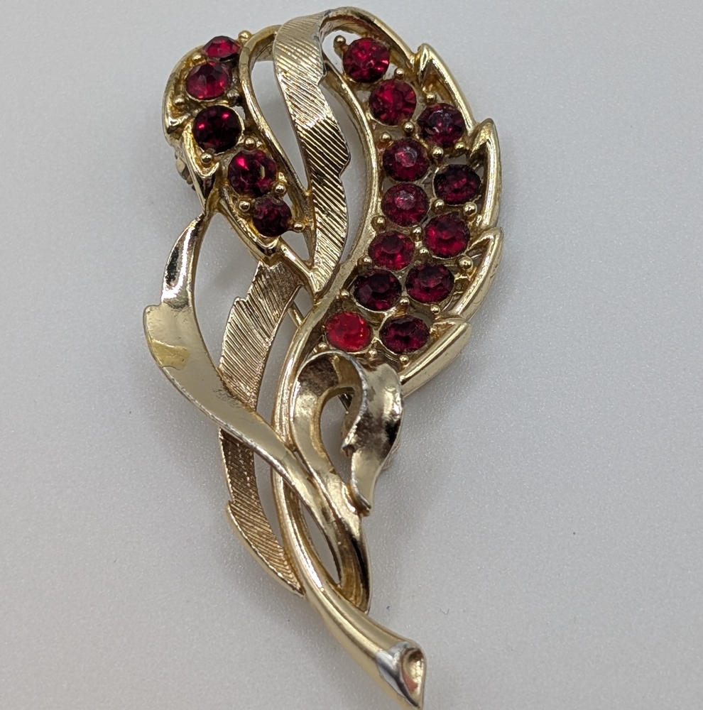 Vintage Gold-Tone Leaf Brooch with Red Rhinestones